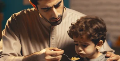 Padre tratando de alimentar a hijo quisquilloso con la comida.